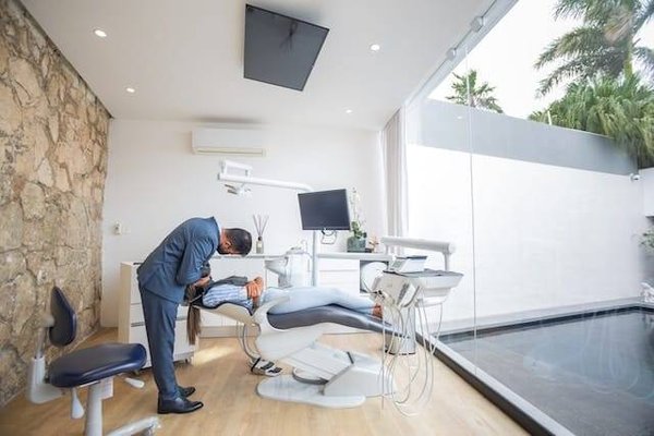 Quelle est la différence entre le blanchiment et l'éclaircissement des dents ?