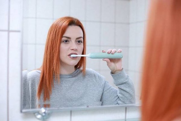 Comment fabriquer un bain de bouche maison pour blanchir les dents ?